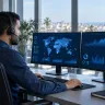 Technicienne du support ALLSAFE au téléphone avec un client
