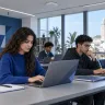 Équipe ALLSAFE SOLUTIONS en réunion autour d’un ordinateur portable