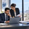 Équipe ALLSAFE SOLUTIONS en réunion autour d’un ordinateur portable