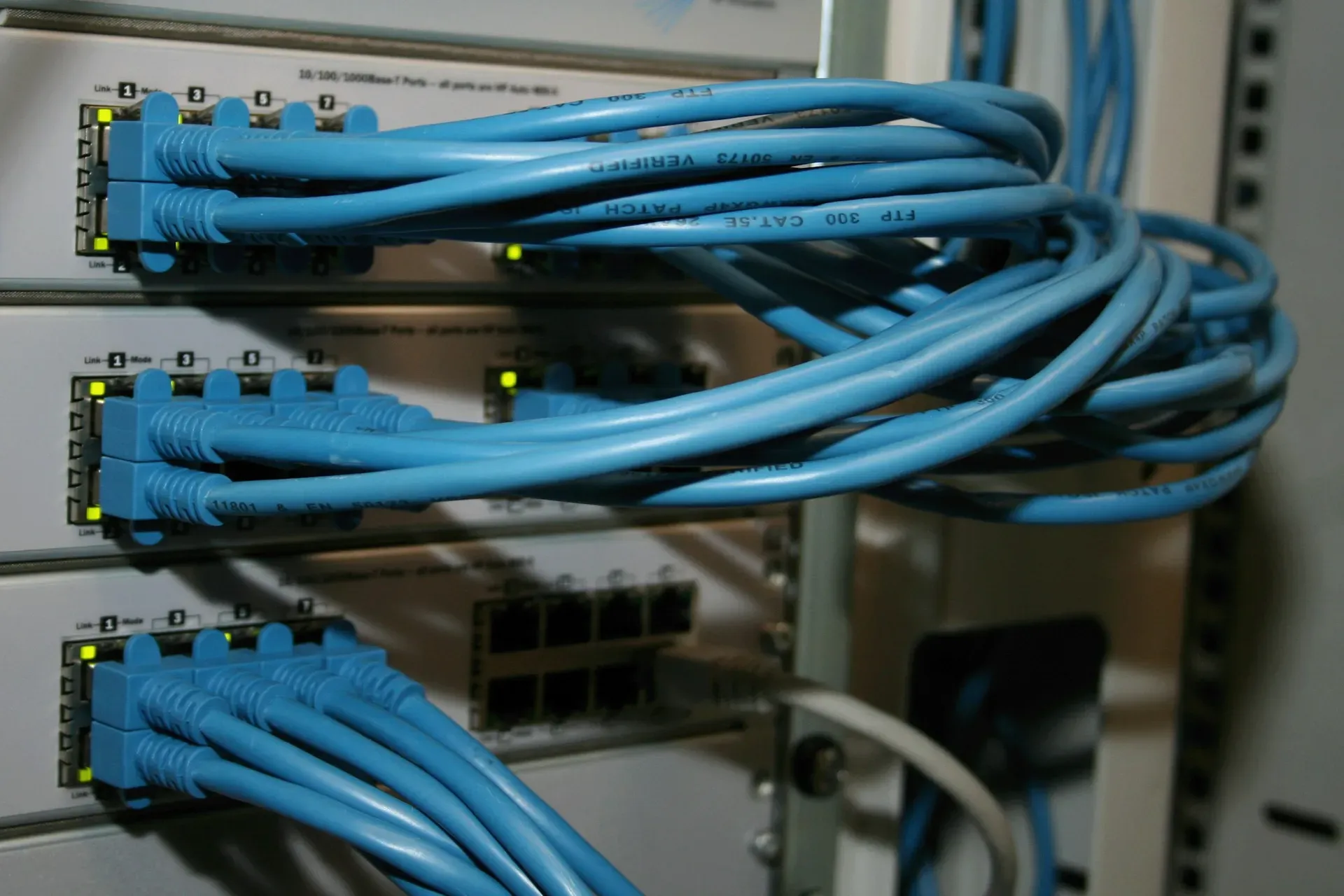 Commutateur réseau avec câbles fibre optique